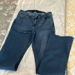 Hollister curvy midrise, boot jeans, advanced stretch size 17 long like new